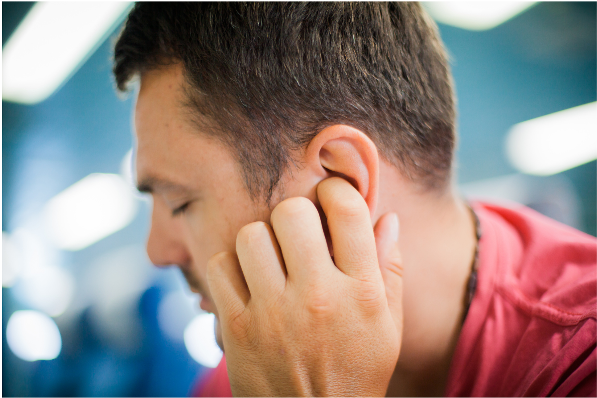 Zatkane ucho – najczęstsze przyczyny i metody walki