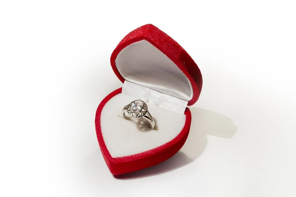 Jaki pierścionek kupić na zaręczyny?