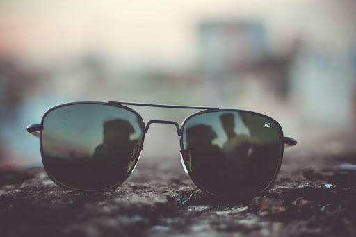 Okulary przeciwsłoneczne – damskie czy męskie? Jak je rozróżnić?